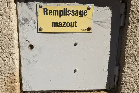 Trappe de remplissage d'une cuve à mazout à remplacer